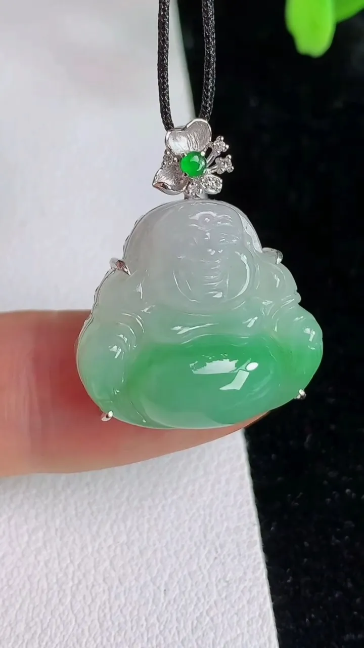 天然A货翡翠佛公吊坠，尺寸26.2-19-21.4-7.4，重量:5.05g
6月12日