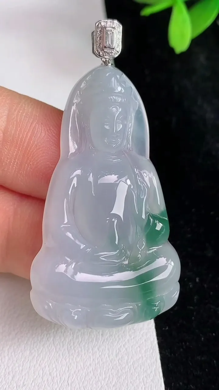 天然A货翡翠观音菩萨吊坠，尺寸51.2-44-26.2-6，重量:12.62g
6月12日