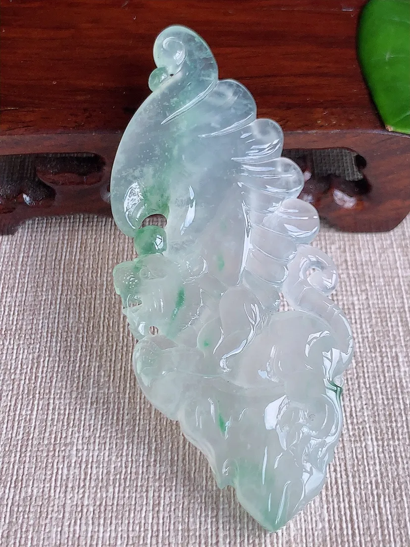 天然A货翡翠飘绿如虎添翼吊坠尺寸82×32.6×6.6m量33.05g 0611