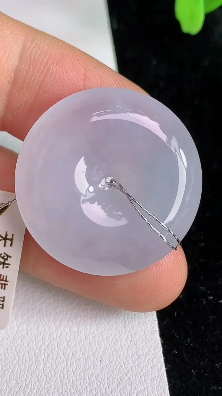 天然A货翡翠平安扣吊坠，尺寸27.8-5.7，重量:9.28g
6月12日