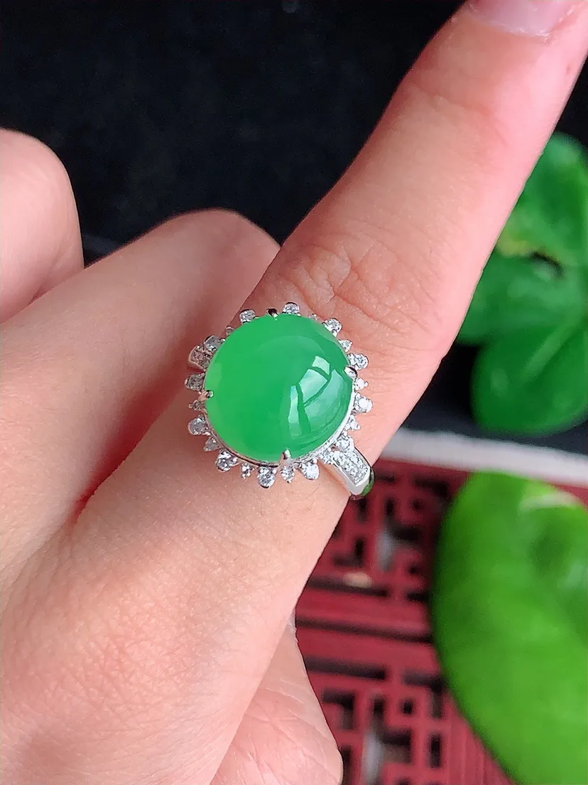 天然A货翡翠18K金伴钻镶嵌甜绿蛋面戒指 圈口17.6裸石尺寸12×11.2mm 重量4.70g 0611