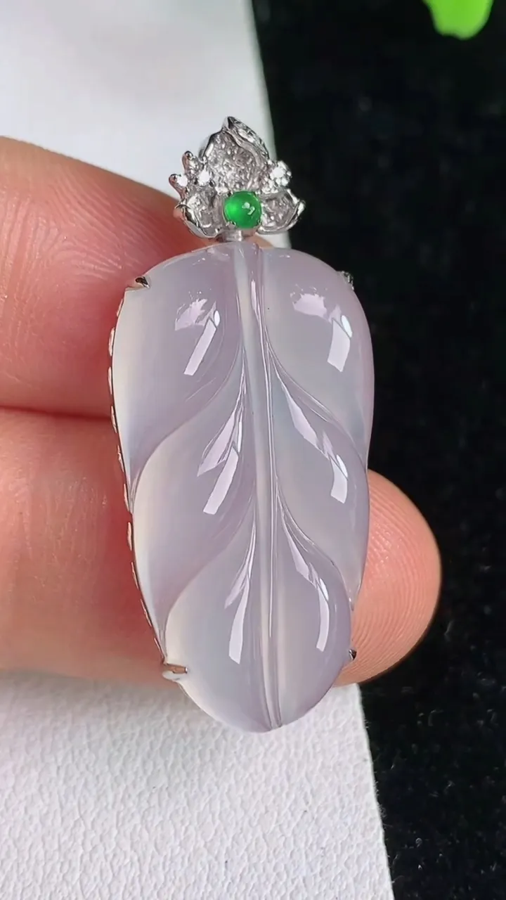 天然A货翡翠金枝玉叶叶子吊坠，尺寸36.3-28-16-6.3，重量:4.95g
6月12日