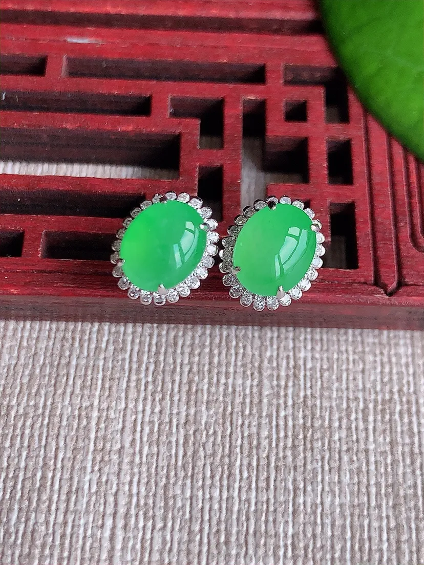 天然A货翡翠18K金伴钻镶嵌甜绿蛋面耳钉尺寸8.3×6.6mm 重量2.46g 0611