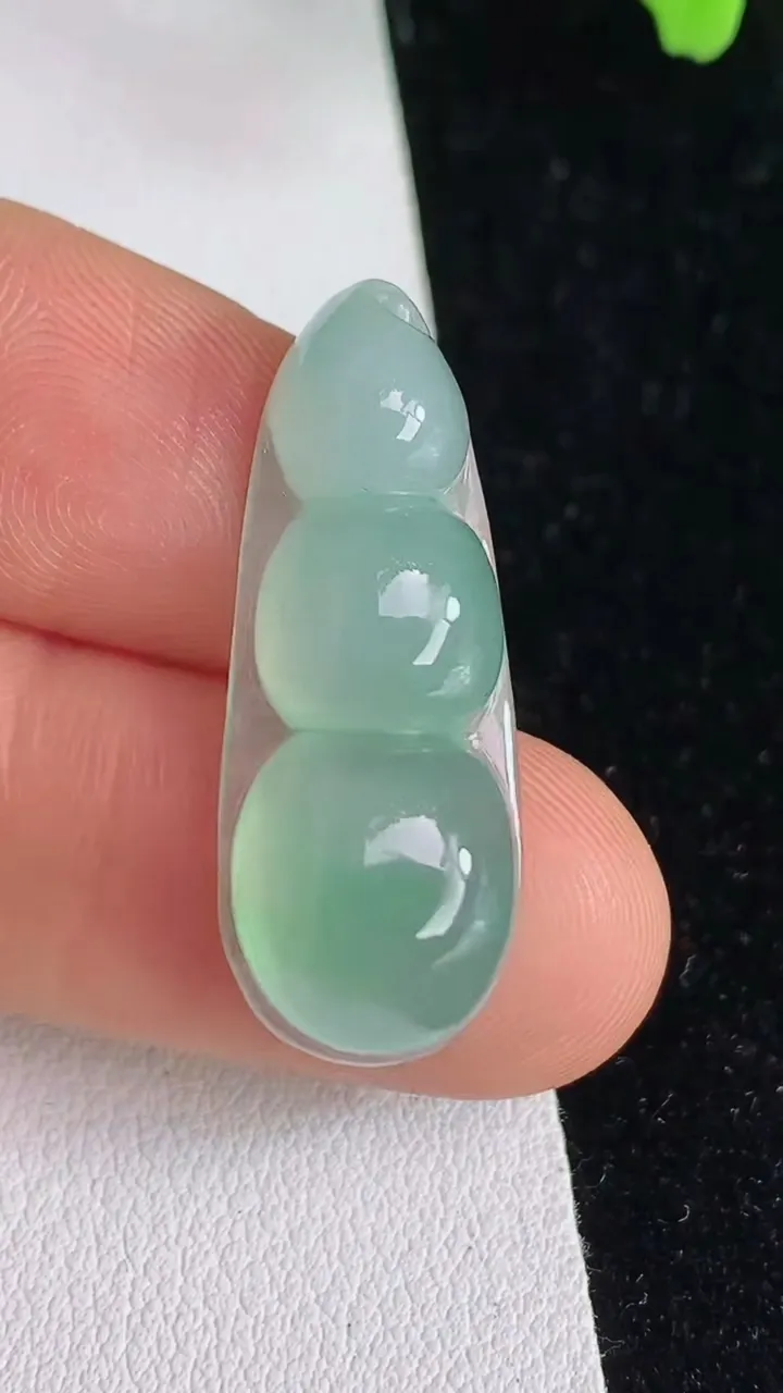 天然A货翡翠福豆吊坠，尺寸30.4-11.8-7.6，重量:4.68g
6月12日