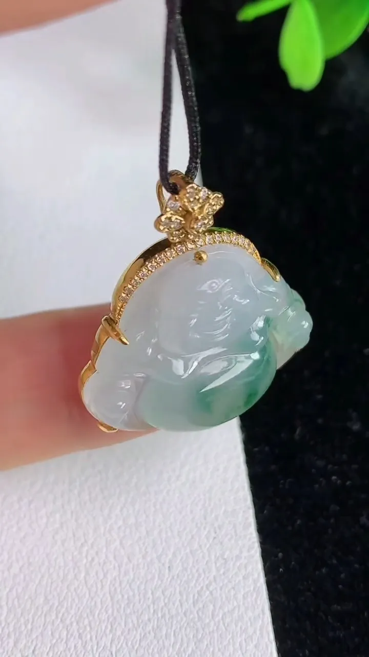 天然A货翡翠飘花佛公吊坠，尺寸27.4-19.6-24.3-7.5，重量:5.60g
6月12日