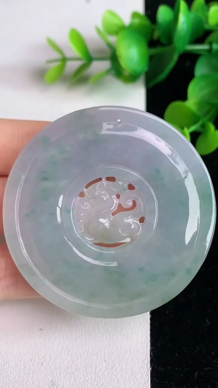 天然A货翡翠飘花龙牌吊坠，尺寸54.5-6，重:31.52g
6月12日