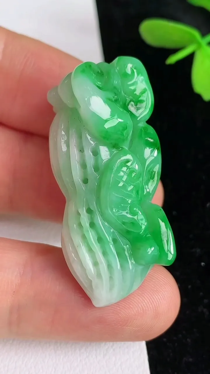 天然A货翡翠花生吊坠，尺寸38.5-15-16.4，重量:15.22g
6月12日