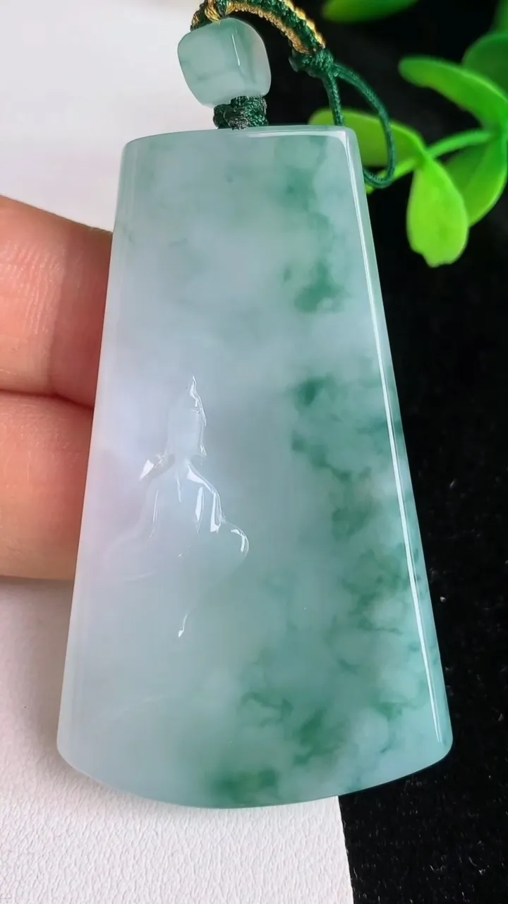 天然A货翡翠飘花无相观音吊坠，尺寸59-36-5.5，重量:30.70g
6月12日