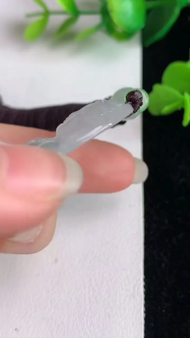 天然A货翡翠飘花度母观音菩萨吊坠，尺寸56.5-35.3-6.6，重:20.36g
6月12日