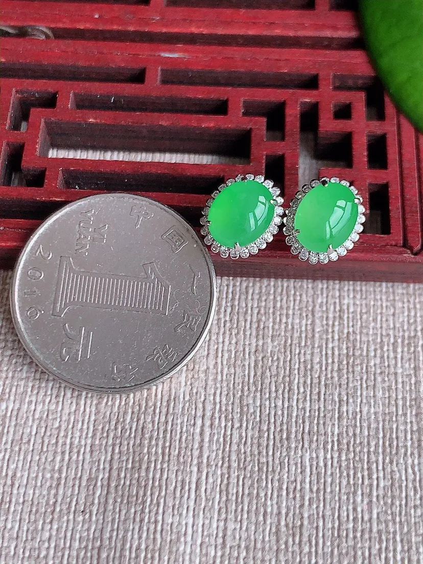 天然A货翡翠18K金伴钻镶嵌甜绿蛋面耳钉尺寸8.3×6.6mm 重量2.46g 0611