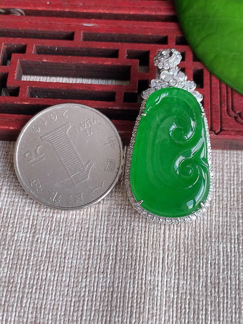 天然A货翡翠18K金伴满绿如意吊坠尺寸41×19.3×7.5裸石28.7×17m量7.33g 0611