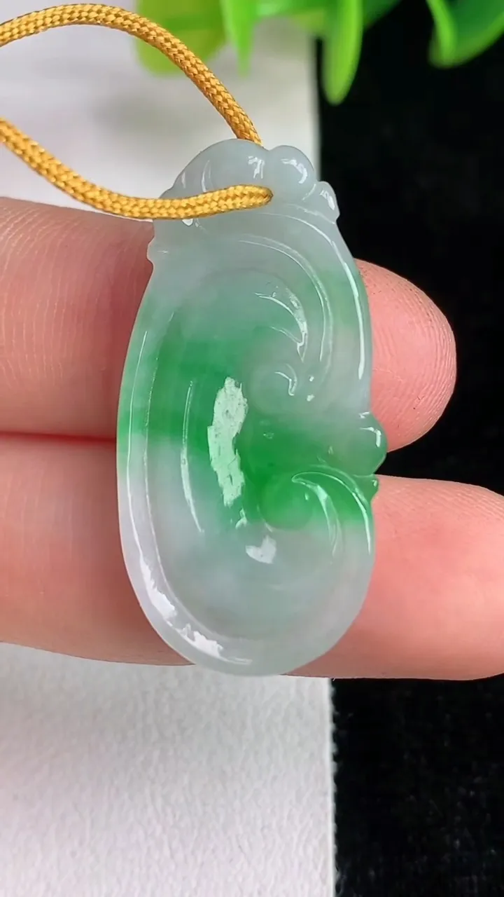 天然A货翡翠如意吊坠，尺寸33-16.3-4，重量:3.61g
6月13日