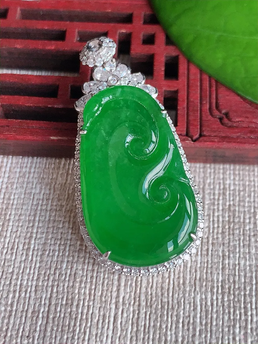 天然A货翡翠18K金伴满绿如意吊坠尺寸41×19.3×7.5裸石28.7×17m量7.33g 0611