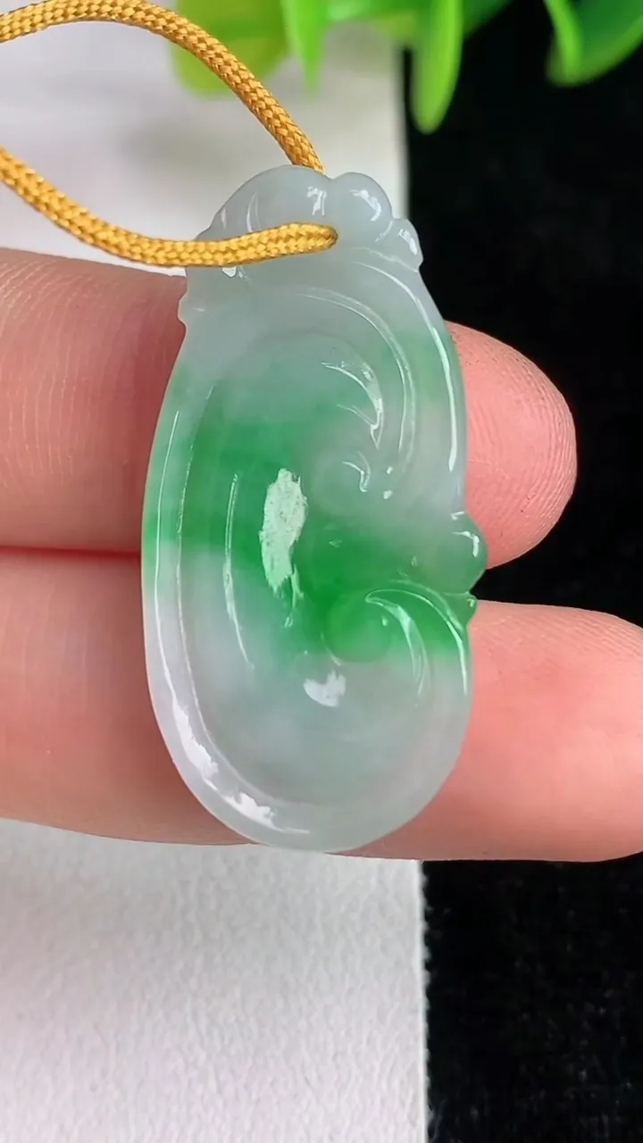 天然A货翡翠如意吊坠，尺寸33-16.3-4，重量:3.61g
6月13日