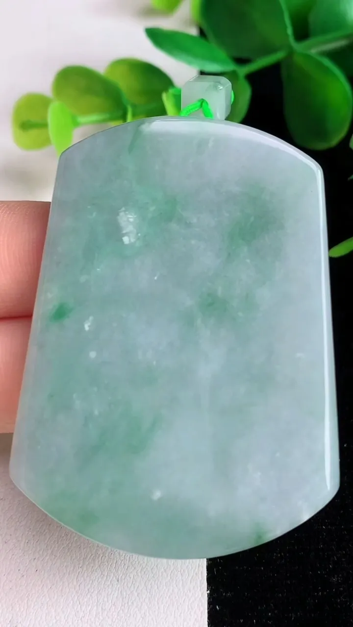 天然A货翡翠无事牌吊坠，尺寸54-40-5.8，重:36.10g
6月13日