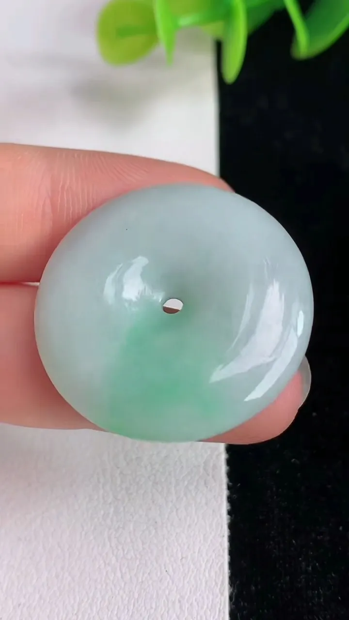 天然A货翡翠平安扣吊坠，尺寸28.3-5.3，重量:8.88g
6月13日