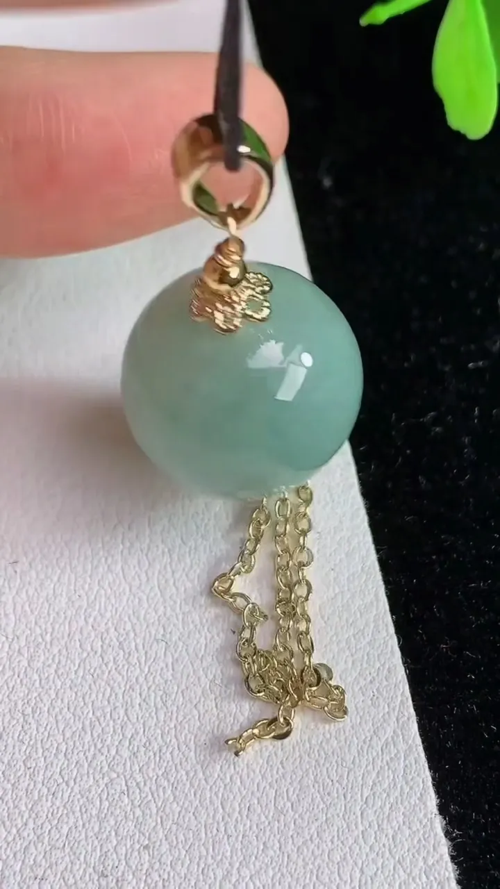 天然A货翡翠圆珠吊坠，尺寸17.3，重:10.15g6月13日
工厂直销收藏佳品,种好水足，色泽均匀，有种有色，上手高大气！