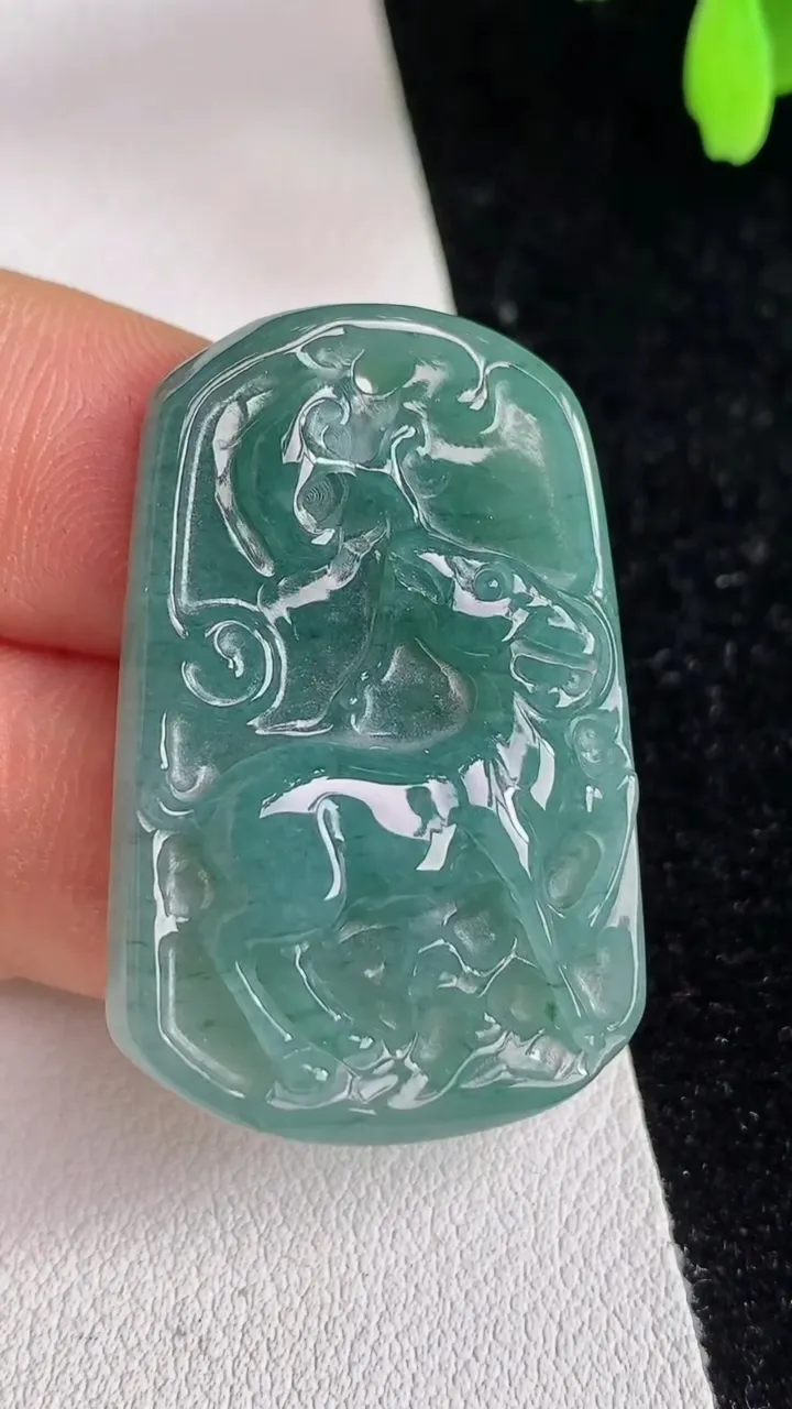 天然A货翡翠蓝水生肖羊吊坠，尺寸36.5-23.6-5.7，重:9.20g
6月13日