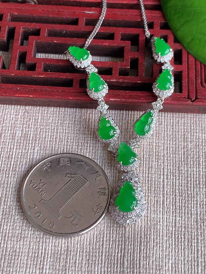 天然A货翡翠冰种18K金伴钻镶嵌阳绿葫芦项链 尺寸7.7×5.4×6.5mm 重量8.16g 0611