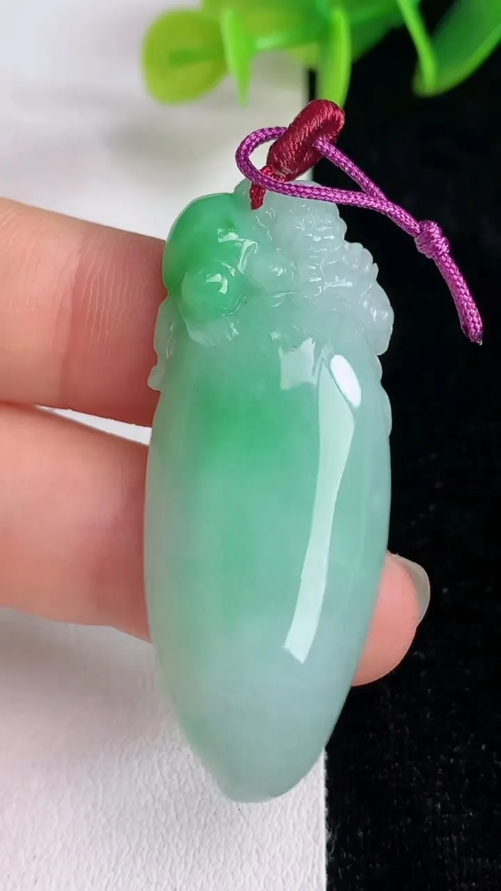 天然A货翡翠福瓜吊坠，尺寸45.6-18.6-7.4，重量:12.01g
6月13日