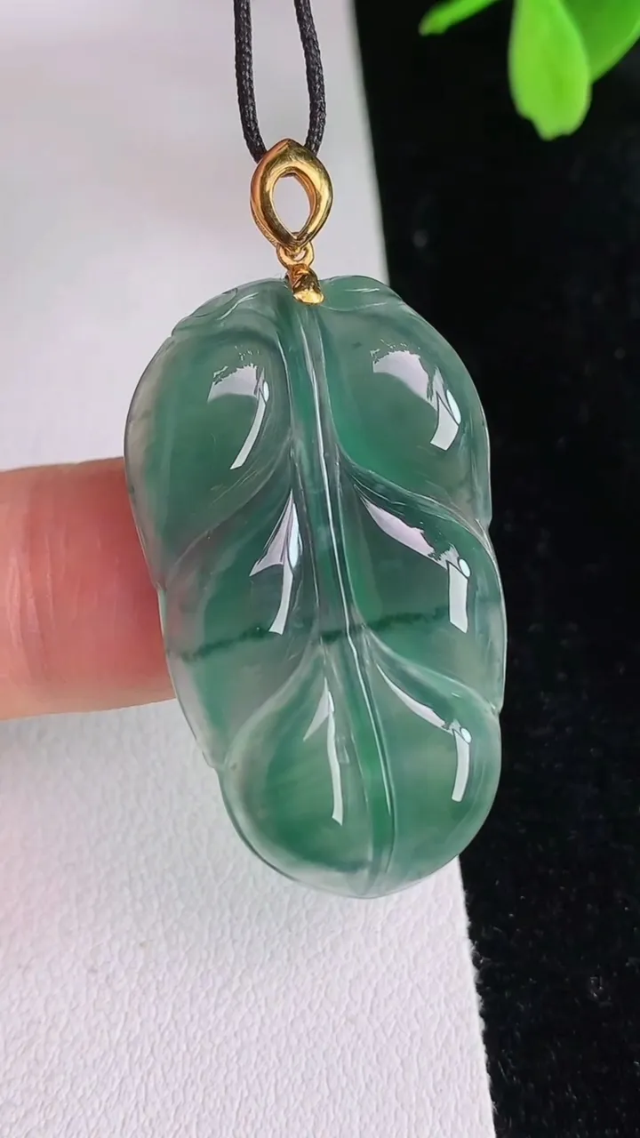 天然A货翡翠k金蓝水金枝玉叶 叶子吊坠，尺寸34-18.8-3.6，重:5.39g
6月13日