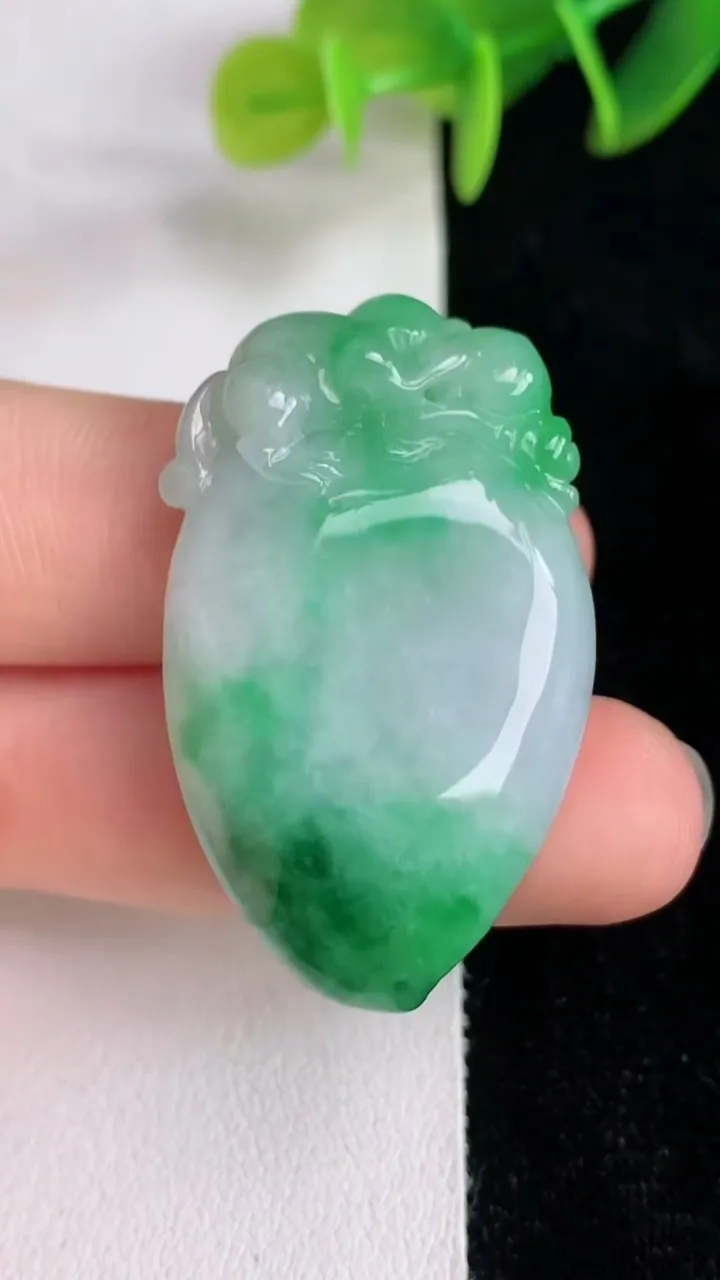 天然A货翡翠寿桃吊坠，尺寸39.2-23.2-9.8，重量:16.70g
6月13日