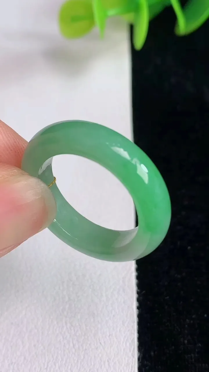 天然A货翡翠戒指指环，尺寸19.3-5.4-3.6，重量:4.68g2025年6月13日
工厂直销收