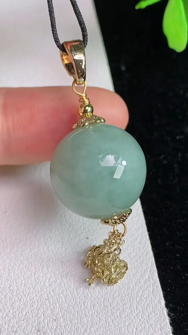 天然A货翡翠圆珠吊坠，尺寸17.3，重:10.15g6月13日
工厂直销收藏佳品,种好水足，色泽均匀，有种有色，上手高大气！