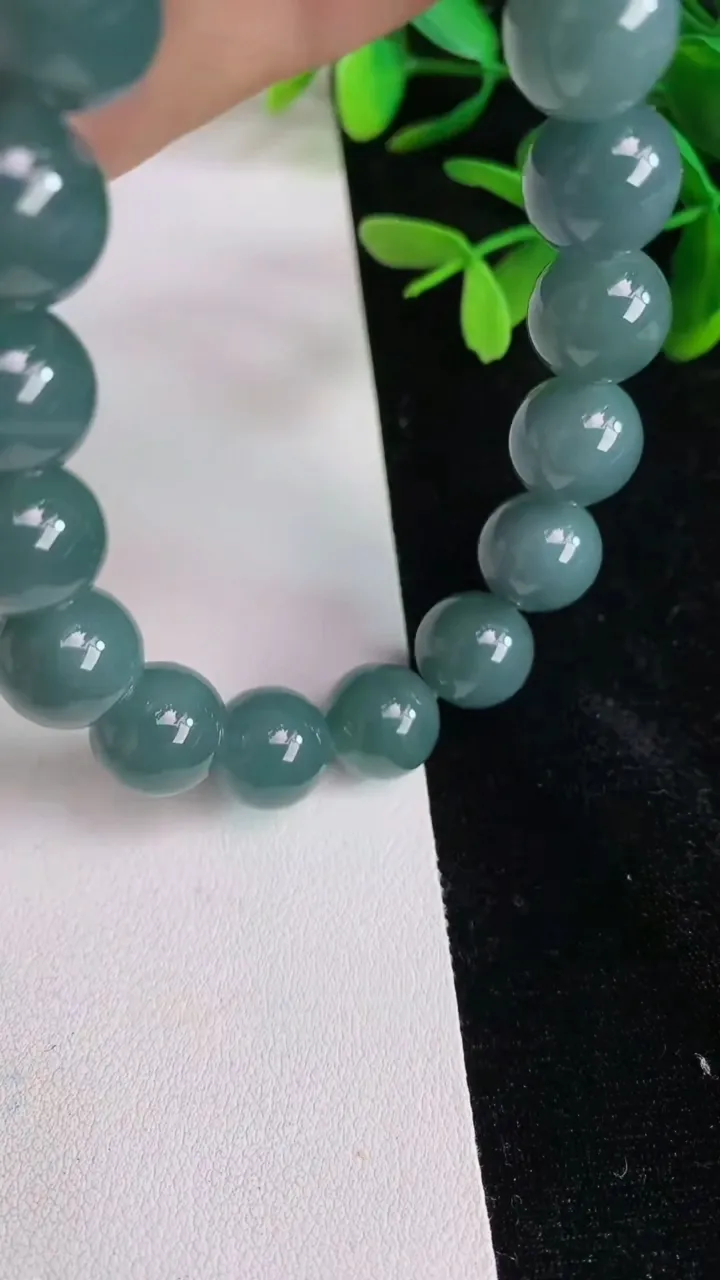 天然A货翡翠货蓝水圆珠手串17颗，尺寸12，重:49.66g6月13日
工厂直销收藏佳品,种好水足，色泽均匀，有种有色，上手高大气！