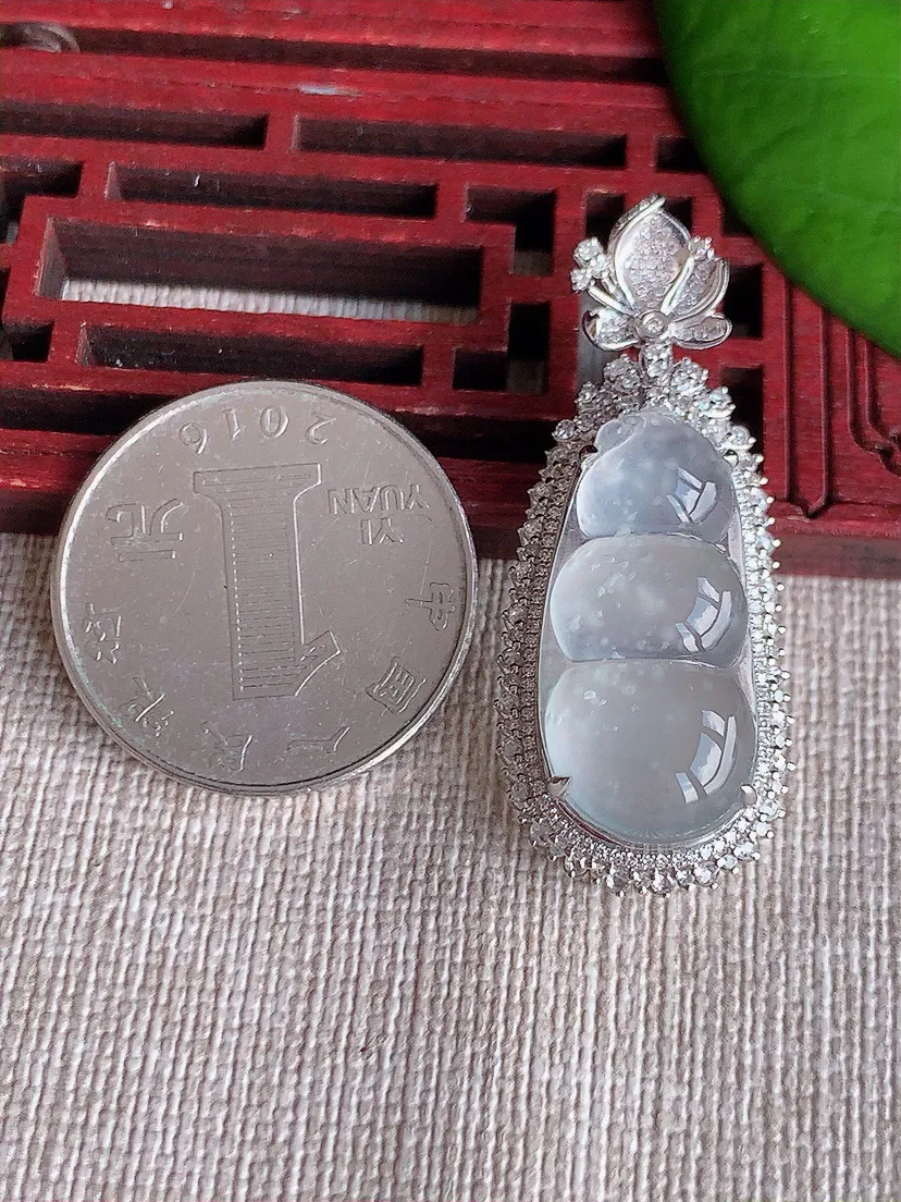 天然A货翡翠18K金伴白月光四季豆福豆平安豆吊坠尺寸40×16.4×10.6裸石24×11.7m量6.38g 0611