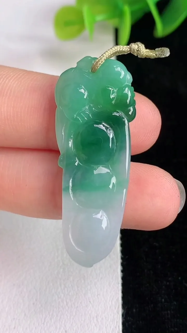 天然A货翡翠福豆吊坠，尺寸38.6-14.4-5.8，重量:5.11g
6月13日