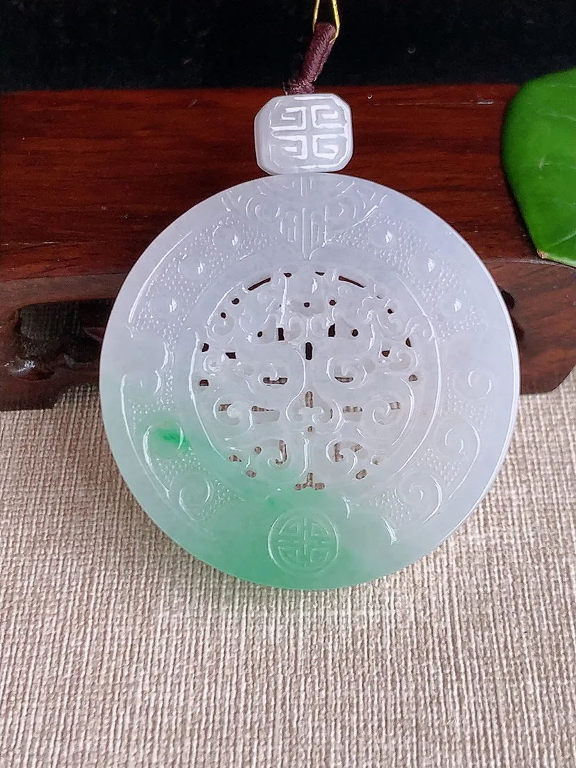 天然A货翡翠飘绿仿古龙牌吊坠尺寸50×8m量48.86g 0612