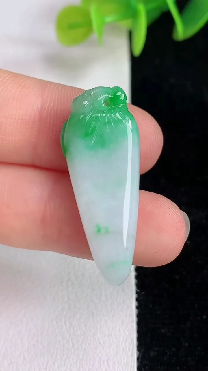 天然A货翡翠福瓜吊坠，尺寸31.4-13-6.8，重量:4.91g
6月13日