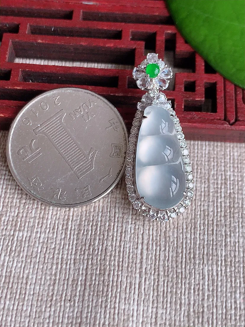天然A货翡翠18K金伴白月光四季豆福豆平安豆吊坠尺寸33.3×13×10.2裸石19.8×9m量5.40g 0611