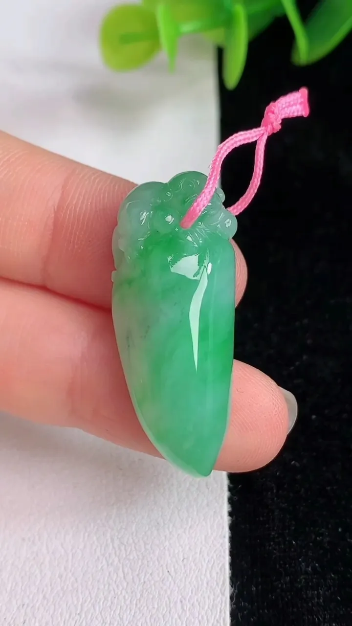 天然A货翡翠福瓜吊坠，尺寸31.8-13.2-10，重量:7.54g
6月13日