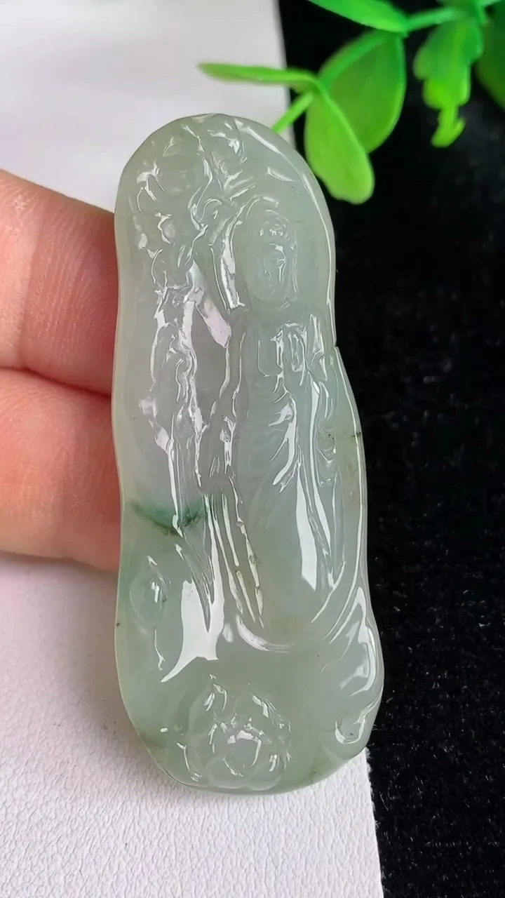 天然A货翡翠飘花观音菩萨吊坠，尺寸58.5-23.2-6.2，重:17.26g
6月13日
