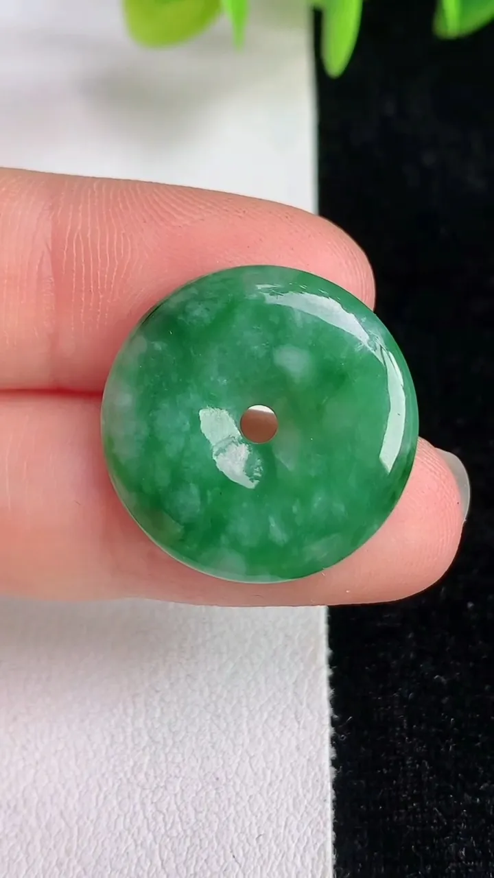 天然A货翡翠平安扣吊坠，尺寸21-3.4，重量:3.44g
6月13日