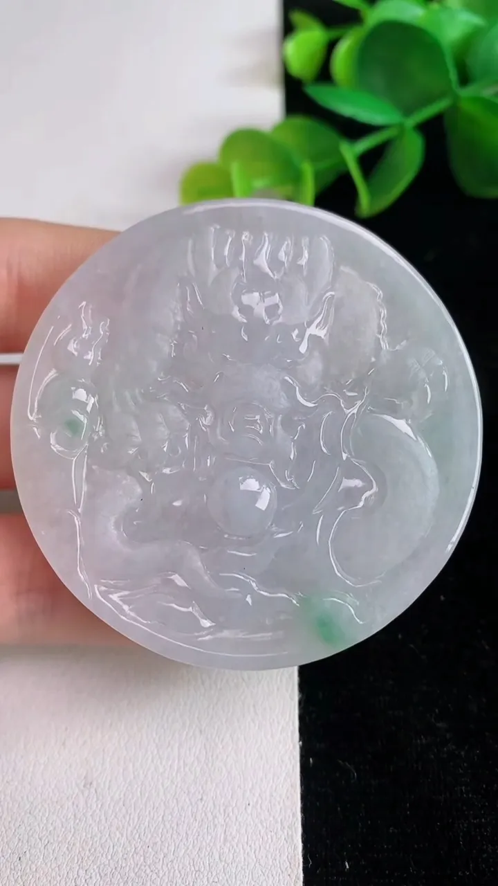 天然A货翡翠千手观音吊坠，尺寸51.8-10.8，重量:51.55g
6月13日