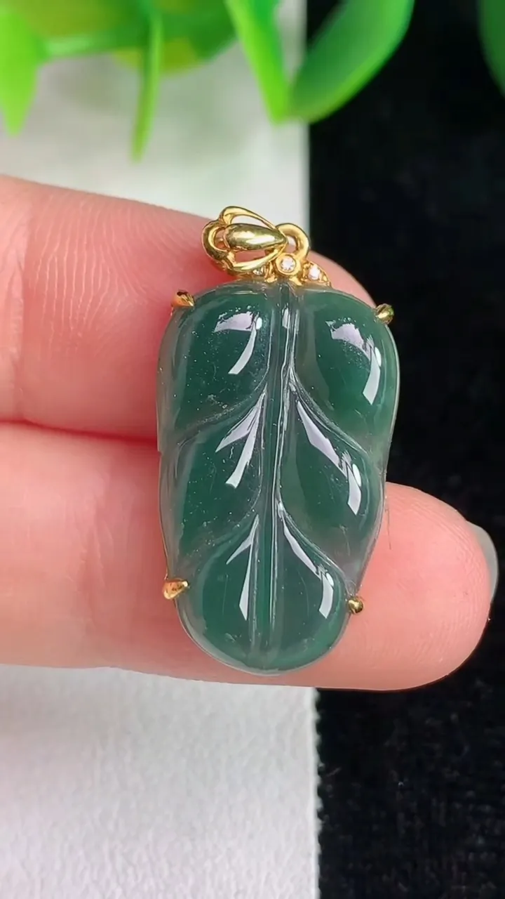 天然A货翡翠k金蓝水金枝玉叶 叶子吊坠，尺寸30-14.5-3.8，重:2.42g
6月13日