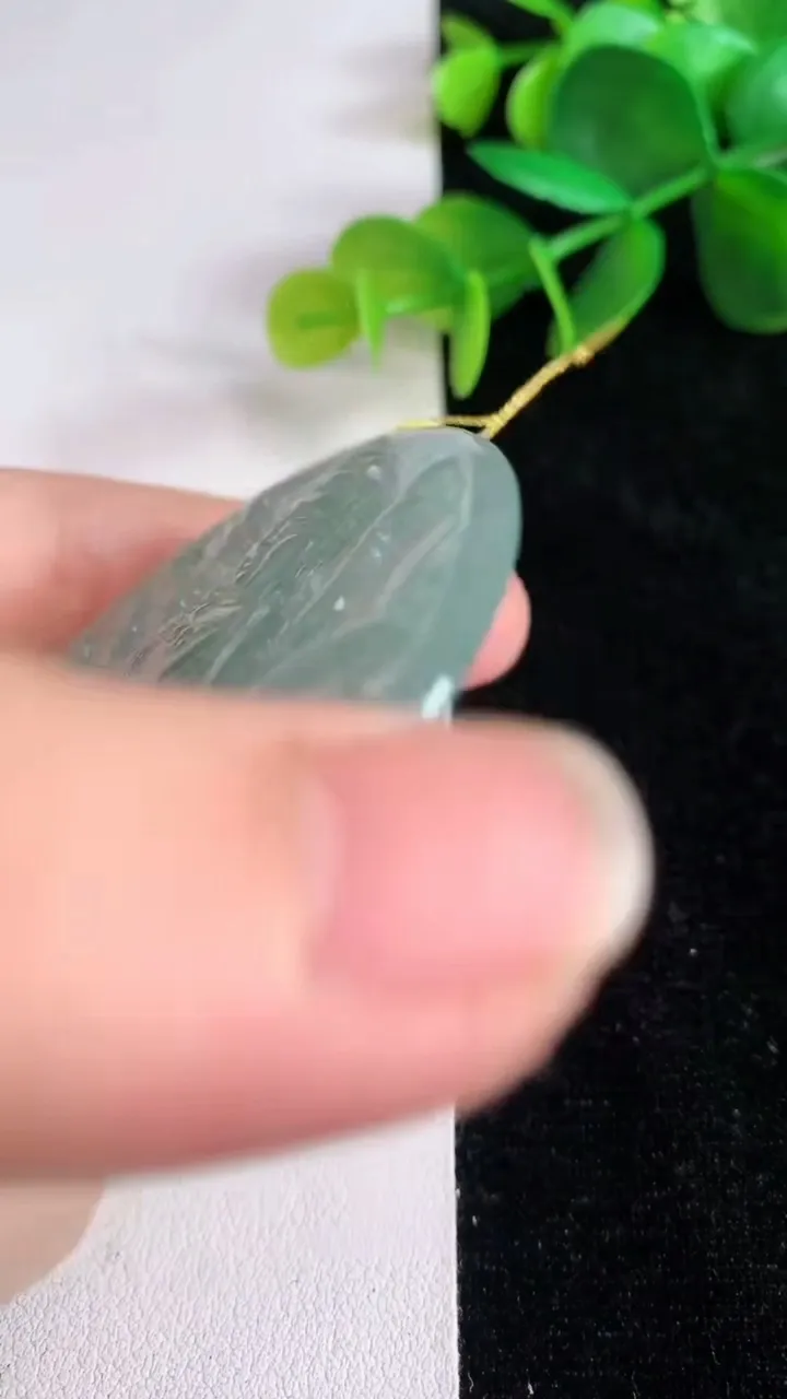 天然A货翡翠千手观音菩萨吊坠，尺寸55.5-3.7，重:23.47g
6月13日