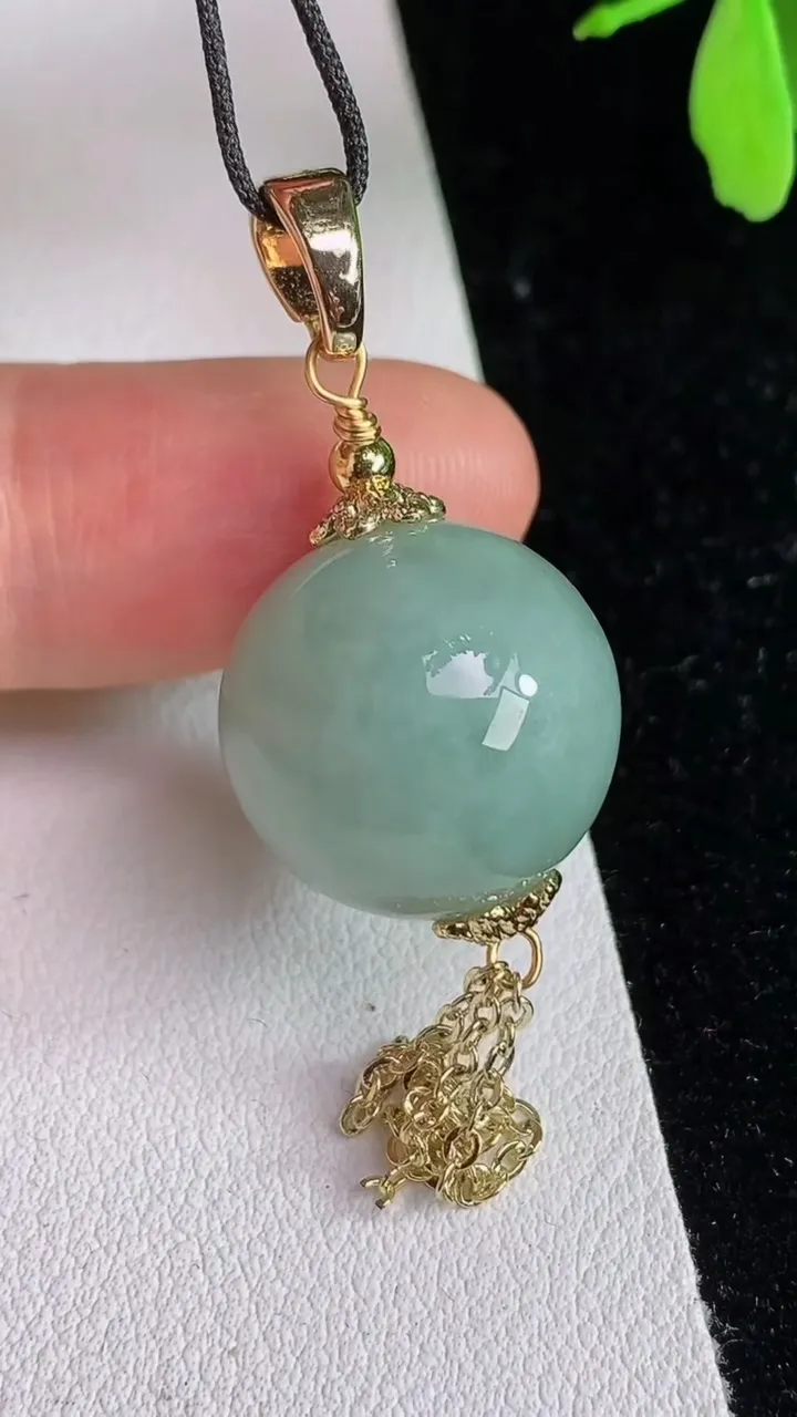 天然A货翡翠圆珠吊坠，尺寸17.3，重:10.15g6月13日
工厂直销收藏佳品,种好水足，色泽均匀，有种有色，上手高大气！
