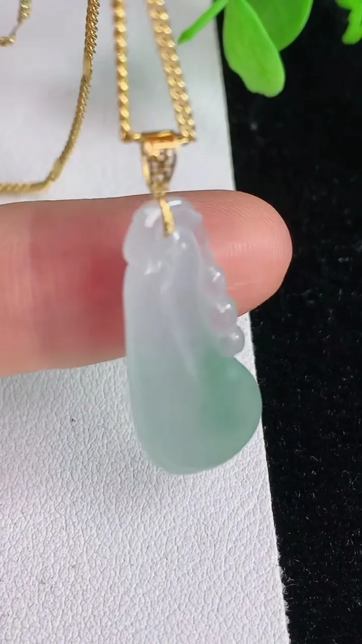 天然A货翡翠福瓜吊坠，尺寸27.2-12.1-6.7，重:3.20g
6月13日