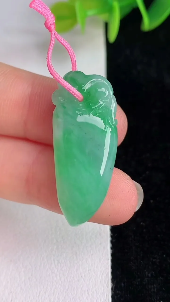 天然A货翡翠福瓜吊坠，尺寸31.8-13.2-10，重量:7.54g
6月13日