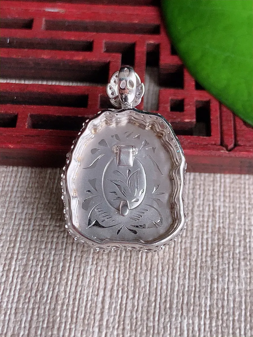 天然A货翡翠18K金伴满绿狮子吊坠尺寸29.2×19.3×8.6裸石19.8×16.7m量5.08g