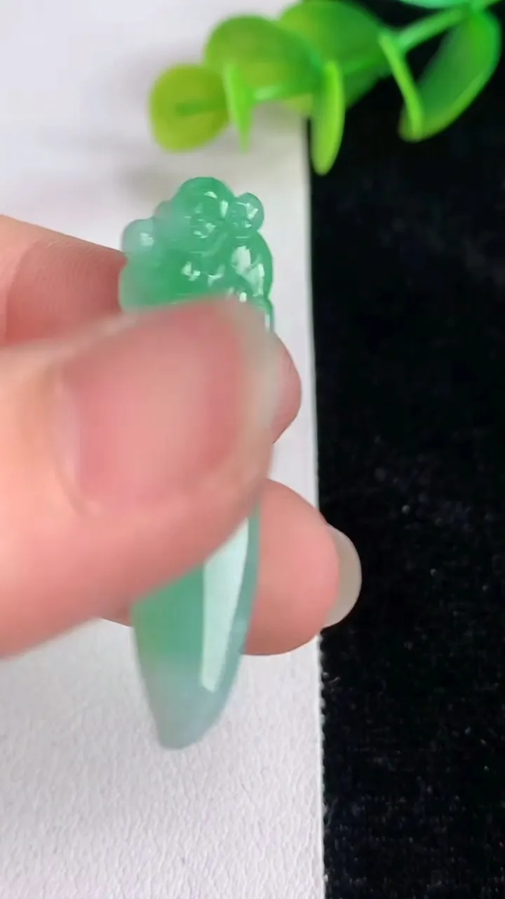 天然A货翡翠福瓜吊坠，尺寸40.2-9.3-5.2，重量:4.07g
6月13日