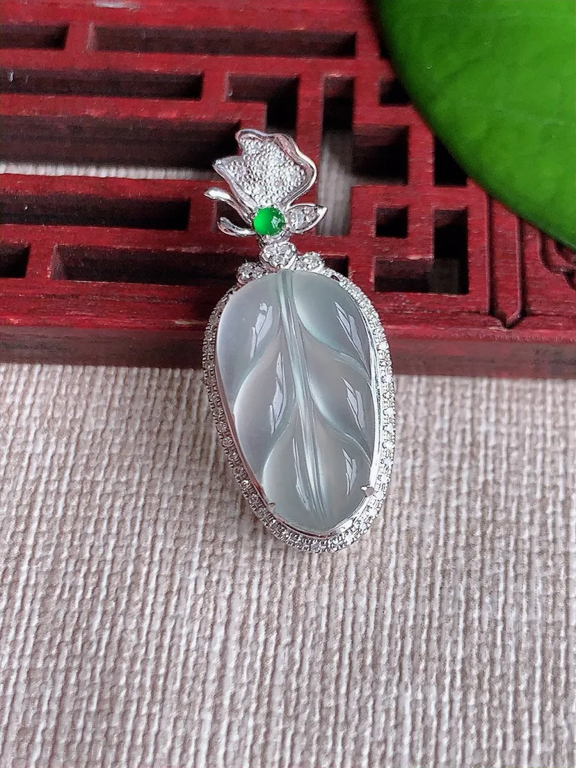 天然A货翡翠18K金伴白月光叶子金枝玉叶吊坠尺寸29.7×12.7×8.7裸石18×10m量2.80g 0612