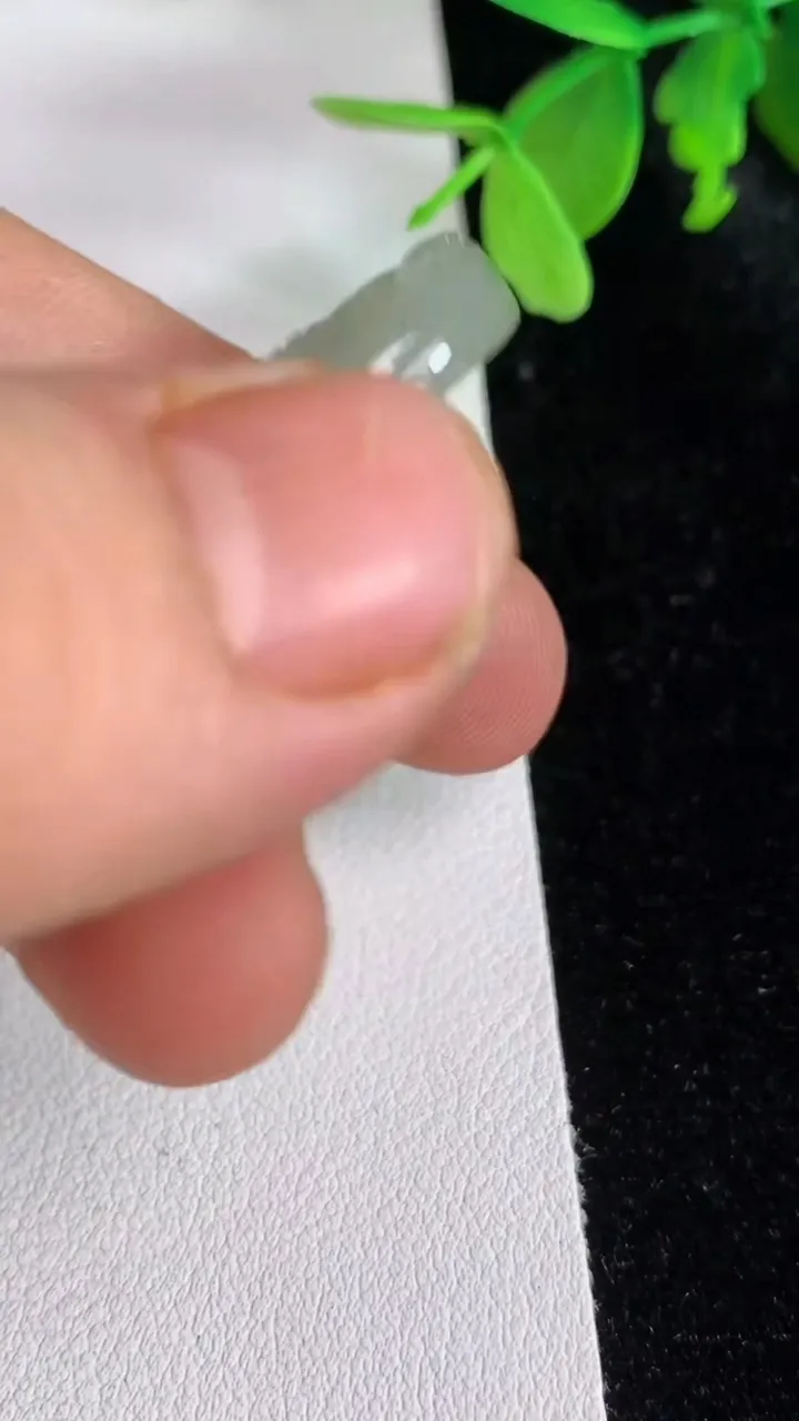天然A货翡翠飘花观音菩萨吊坠，尺寸58.5-23.2-6.2，重:17.26g
6月13日