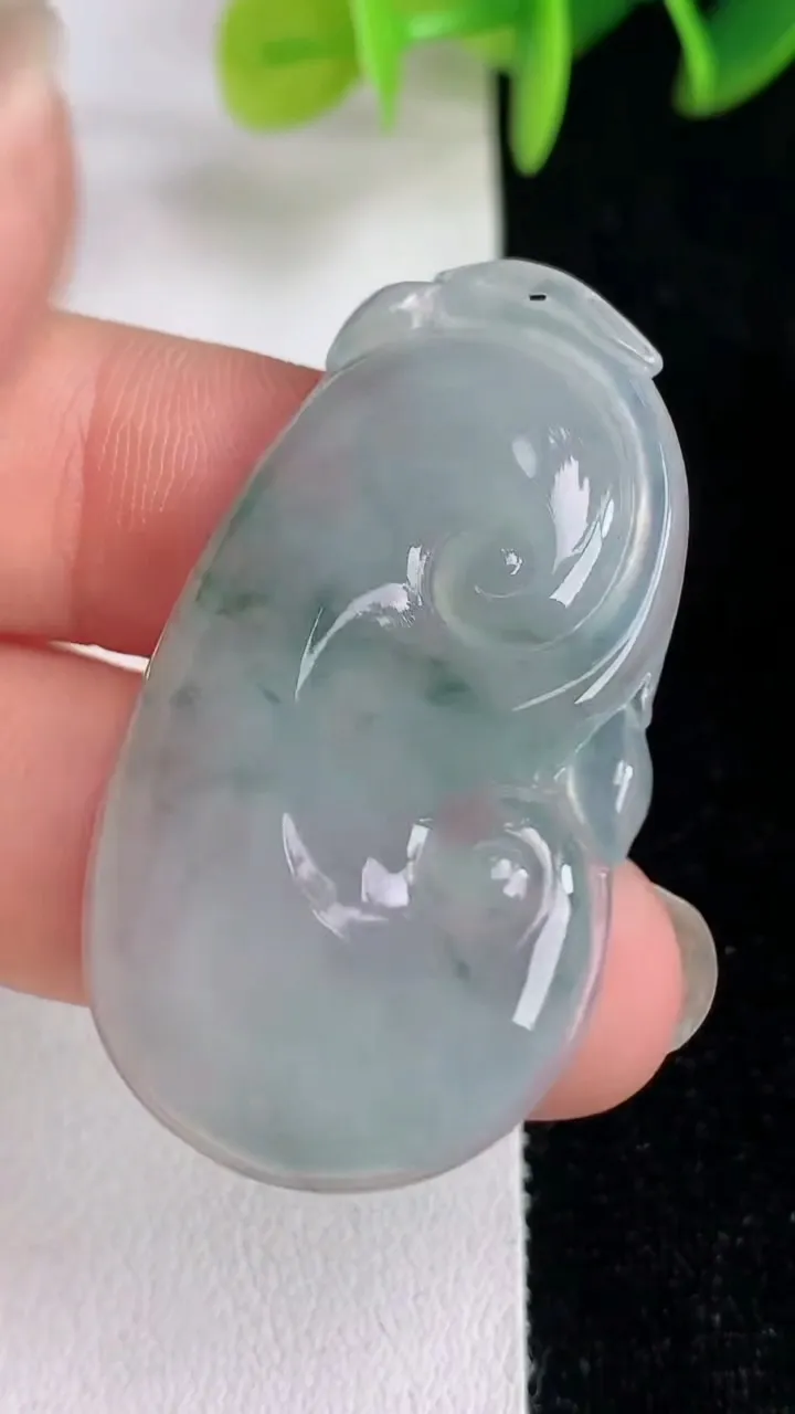 天然A货翡翠飘花如意吊坠，尺寸40-22.5-4，重量:7.29g
6月13日