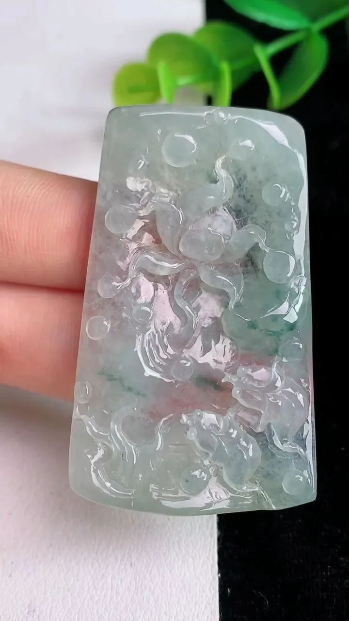 天然A货翡翠飘花年年有余吊坠，尺寸52-31.5-4.8，重量:15.28g
6月13日