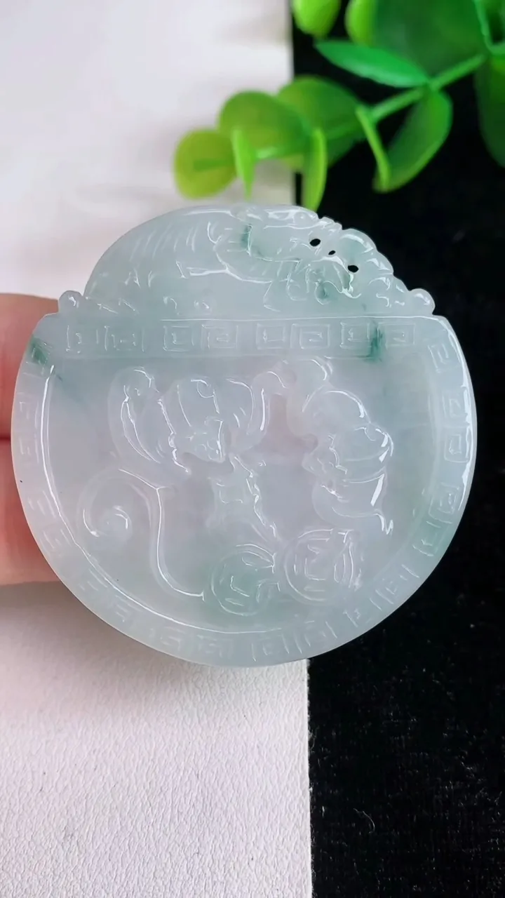 天然A货翡翠飘花生肖狗吊坠，尺寸48.5-5，重量:20.38g
6月13日